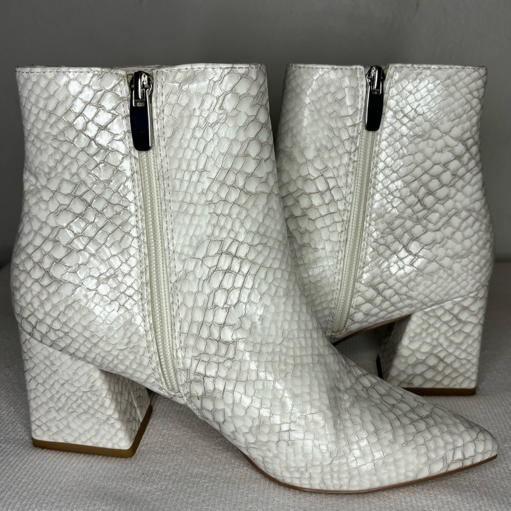 RARE Steve Madden Women’s Sz 8 Nix White Snake Print Pointed Toe‎ Ankle Boot New